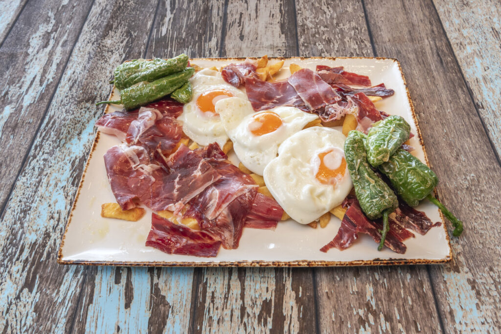 But beyond their classic version, huevos rotos are a culinary canvas that invites creativity, allowing for countless variations. Discover the true flavors of Spain with 12 of the best Spanish dishes that reveal its culinary soul.