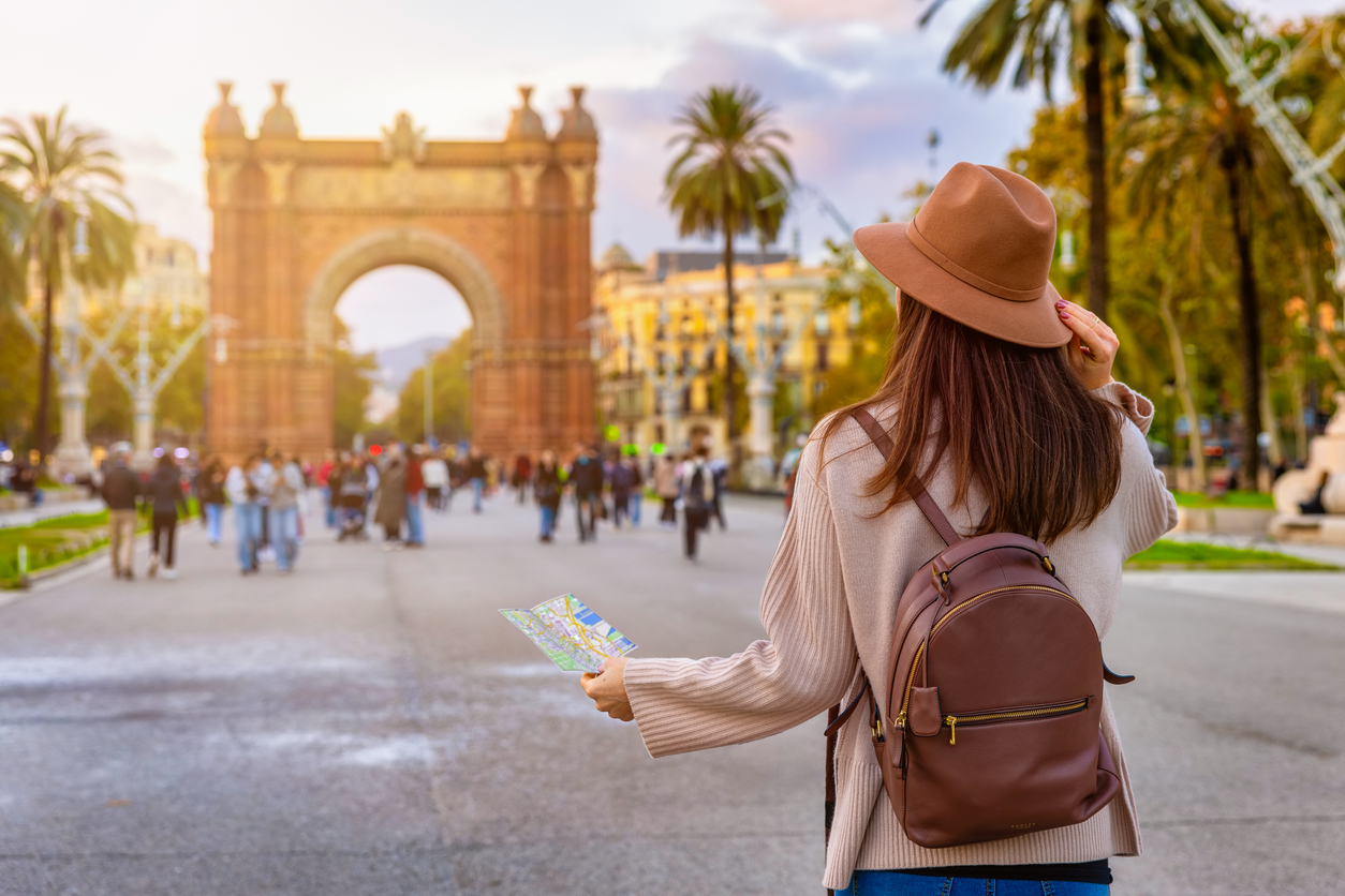 Best way to get around Barcelona for tourists using the Metro, bus, taxi, walking and biking