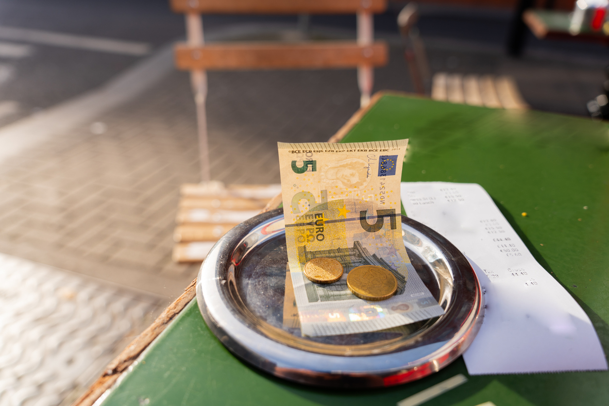 Tipping in Spain with euro cash left on a restaurant bill